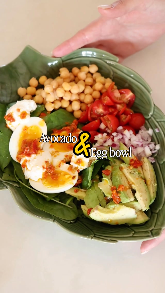Save this recipe for your next quick lunch - eggs and avo are such a good match! 🥑🥚 

I add soft-boiled eggs to a small bed of spinach, with chickpeas, tomatoes, red onion and a generous serving of creamy avocado.
 
A dollop of cottage cheese, a little chilli and salt bring it all together. It’s fresh, filling, and so easy to make with ingredients you probably already have.

So, add an avo and eggs every day, and enjoy the flavour, nourishment, value for money and creativity they bring to your table!
 
Remember to give the tinned chickpeas a good rinse under the tap before use. This reduces the sodium content while keeping all the protein and fibre benefits.
 
For more recipes visit www.avocado.co.za andwww.sapoultry.co.za